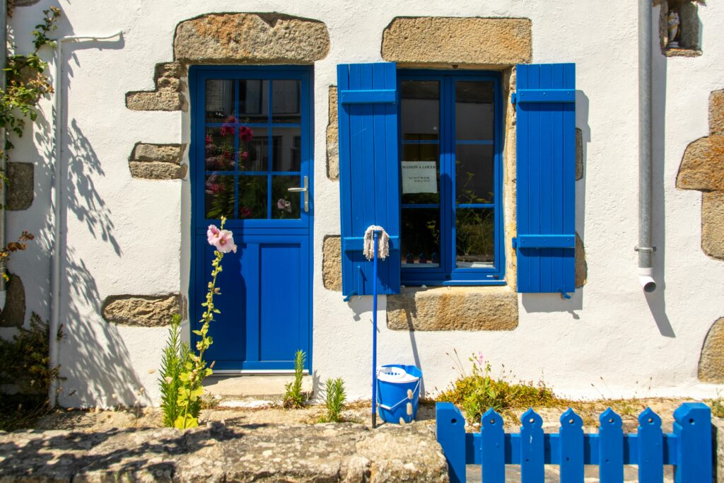 Maison bretonne traditionnelle avec volets bleus et toit en ardoise
